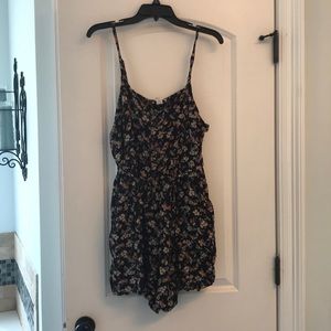 3/$20 black floral print maternity romper XL